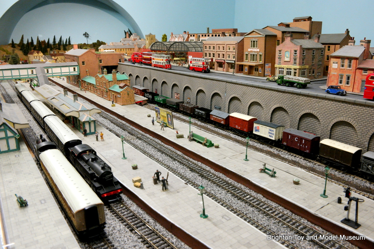 Top 7 O Scale Model Train Layouts - Model Train Books