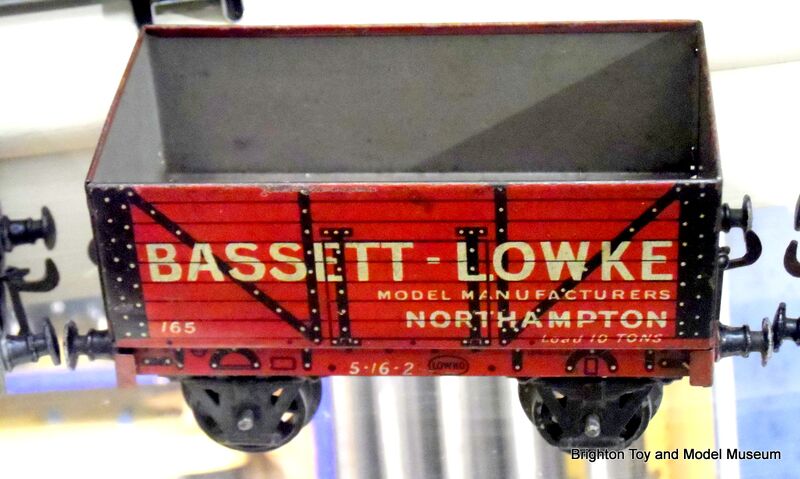 File:Bassett-Lowke red high-sided wagon (Carette for Bassett-Lowke).jpg