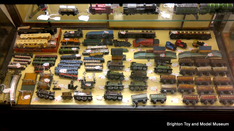 File:Bing Table Railway pieces (Collectors Market, 2015-11).jpg
