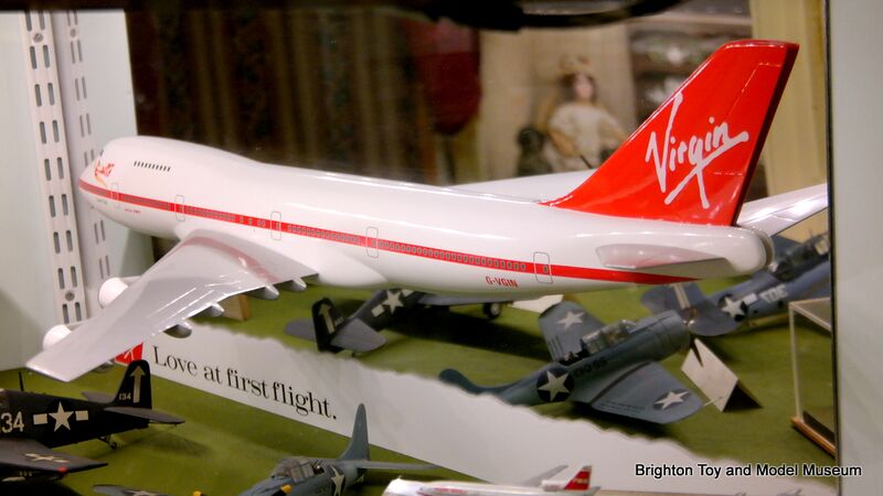 File:Boeing 747 G-VGIN, travel agent mirror split model, Virgin Airlines.jpg