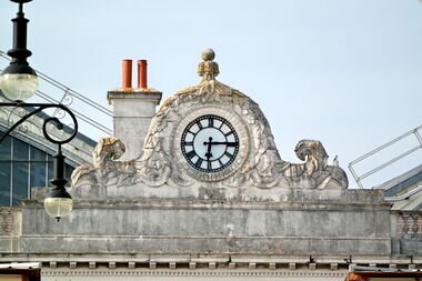 The front-facing clock on the "Moccata" station building facade