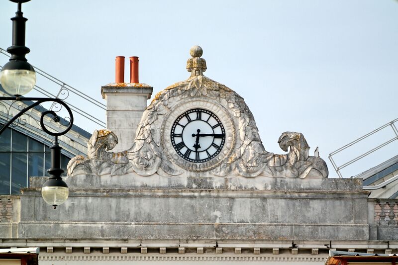 File:Brighton Railway Station building, clock.jpg