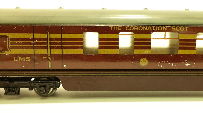 File:Coronation Scot Third Class and Van carriage, red and gold (Trix Twin Railway).jpg