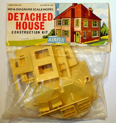 Still later version of the packaging for 4002 "Detached House", using a wider range of colours