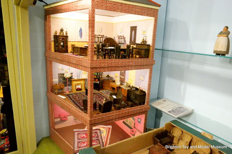 File:Dressing the Dollhouse Furniture display cabinet, lhs (2016-04).jpg