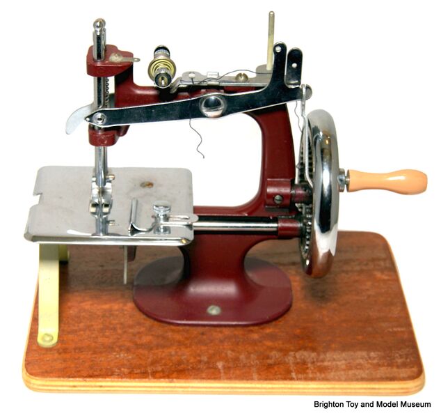 File:Essex Miniature Sewing Machine Mk1.jpg