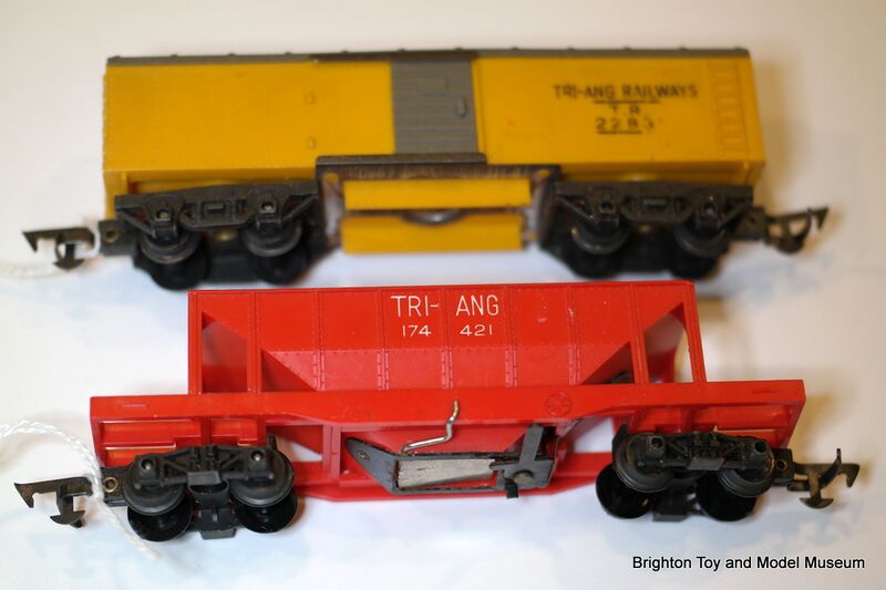 File:Hopper Wagon 174421, red (Triang Railways R.111).jpg