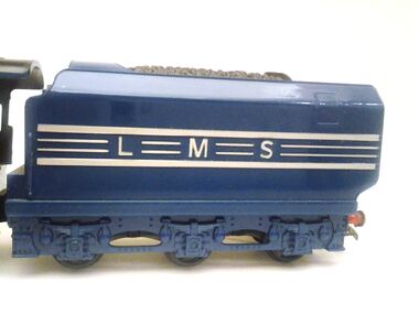 Hornby R.864 Coronation 6220 locomotive tender, showing coloured plastic skirt