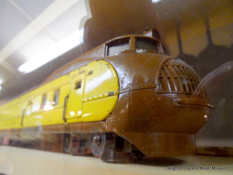 File:Lionel 752 M-10000 streamliner locomotive.jpg