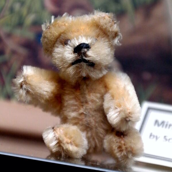 File:Miniature Blond Bear (Schuco).jpg