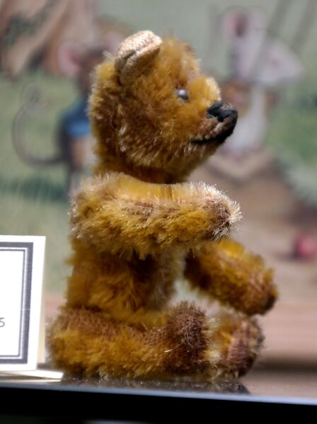 File:Miniature Brown Bear (Schuco).jpg