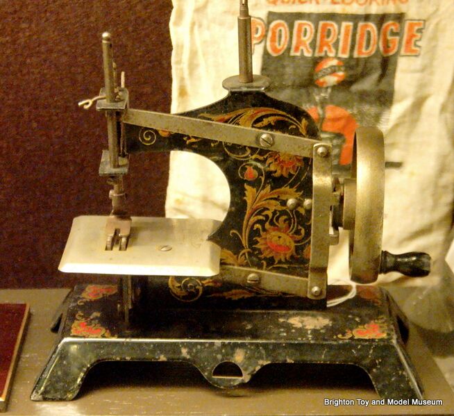 File:Miniature sewing machine (Casige).jpg