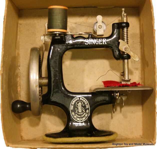 File:Singer Model 20 sewing machine, boxed.jpg