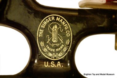 Detail of the gold "Singer Manufacturing Company" trademark