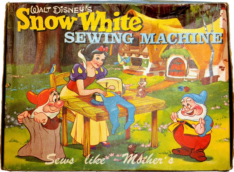 File:Snow White Sewing Machine, box main (Gheysens LB W4D).jpg