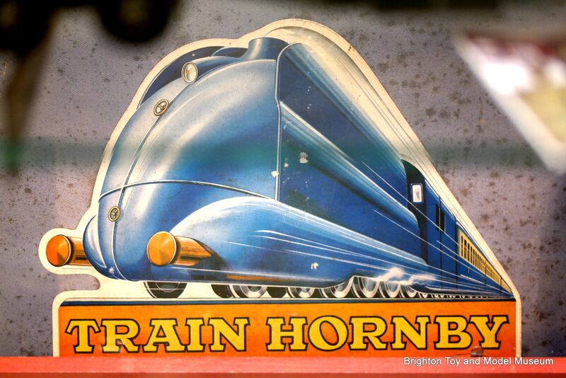 File:Steamlined 1930s train, trainset box image (Hornby France).jpg