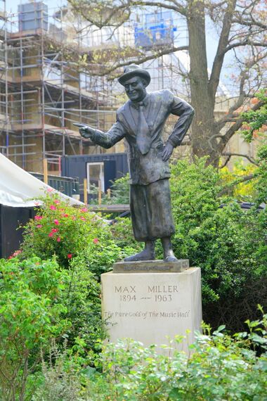 "The Cheeky Chappy", Max Miller statue in Pavilion Gardens