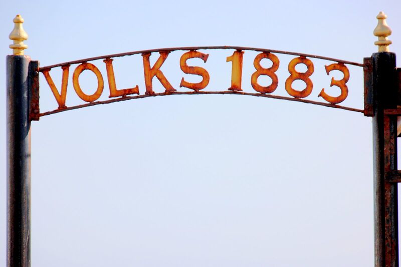 File:Volks 1883, Aquarium Station sign (May 2016).jpg