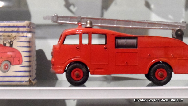 File:Dinky Toys 555 Fire Engine.jpg