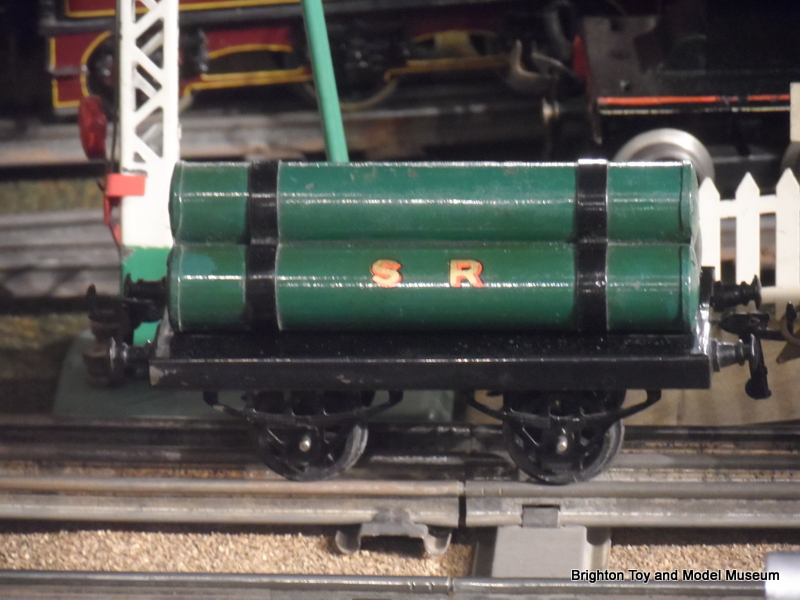 File:Gas cylinder wagon, SR, green (Hornby).jpg