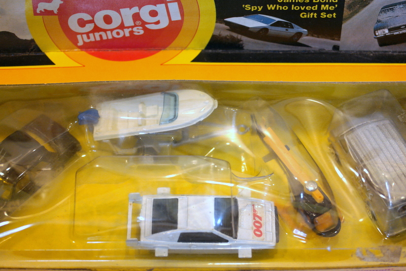 File:James Bond Lotus gift set, Corgi Juniors (Collectors Market).jpg