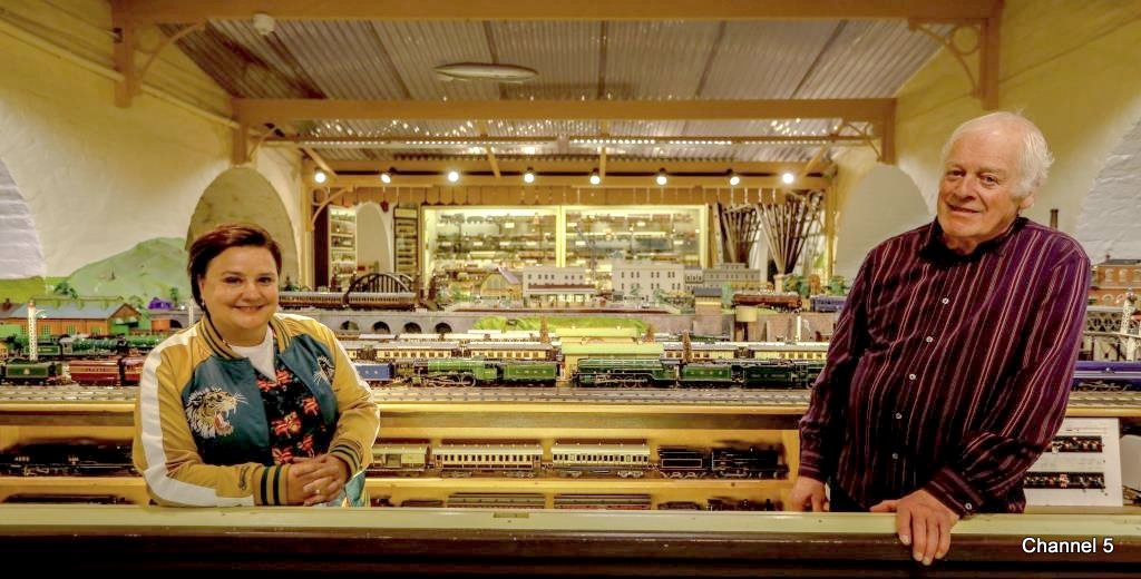Susan Calman with Chris Littledale, in front of the museum's vintage 1930's gauge 0 layout (June 2021, image courtesy of Channel 5)