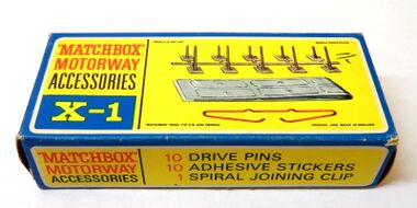 Matchbox Motorway Accessory Pack X-1, box base, showing contents
