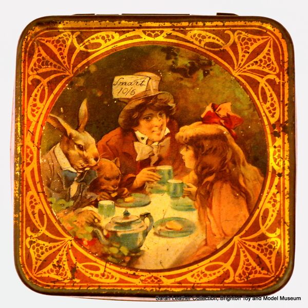 File:Alice in Wonderland, tea-party design lid (Mazawattee Tea tin).jpg