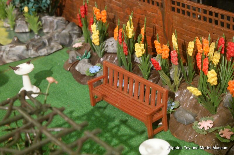 File:Bench, Britains Floral Garden (BTMM 2021).jpg