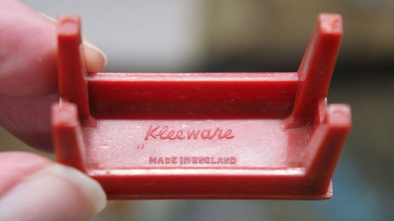 File:Bench, underside showing branding (Kleeware).jpg