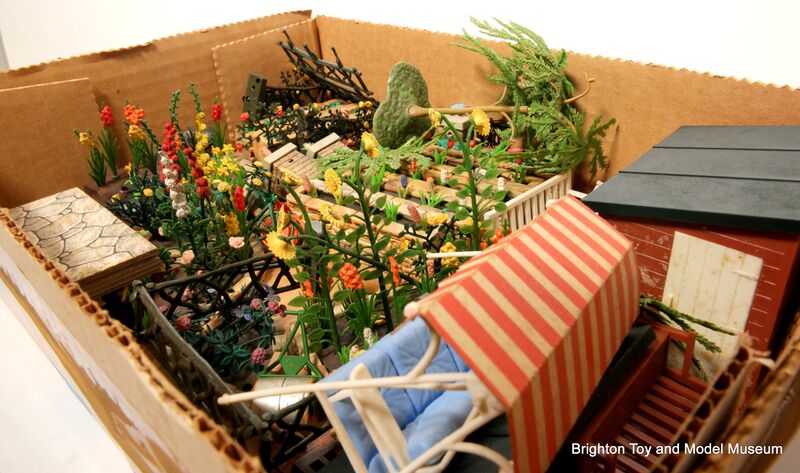 File:Britains Floral Garden, storage box 4, side view.jpg