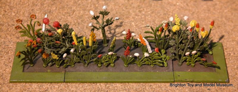 File:Britains Gardening painted lead flowerbed (gauge 0 layout).jpg