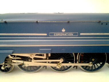 HornbyR.685 Coronation locomotive (side detail)