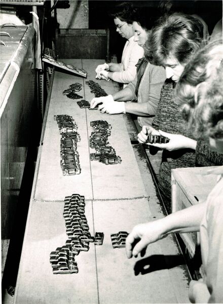 File:Diecast toy car production line (Lone Star).jpg