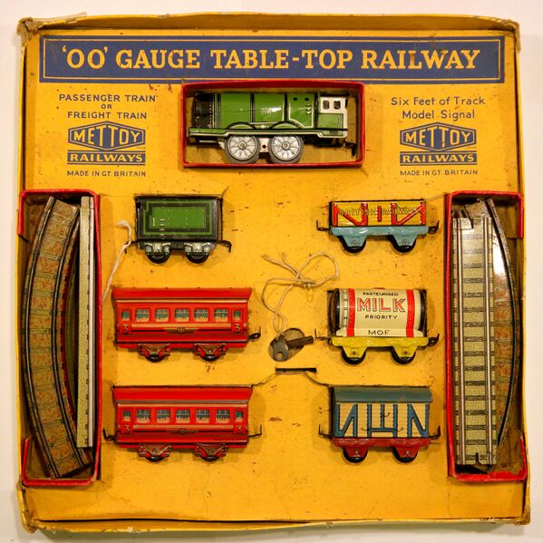 File:Freight or Passenger Train Set, box contents (Mettoy Railways 5730).jpg