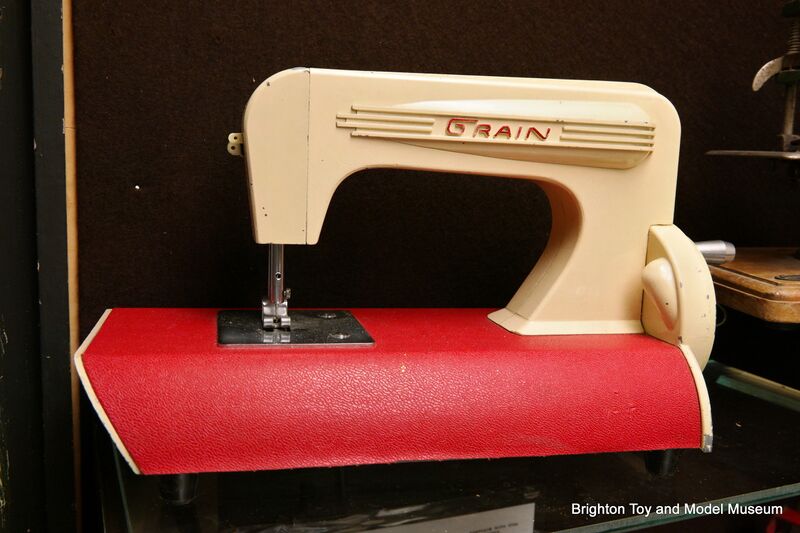 File:Grain Mk2 Sewing Machine, red base.jpg