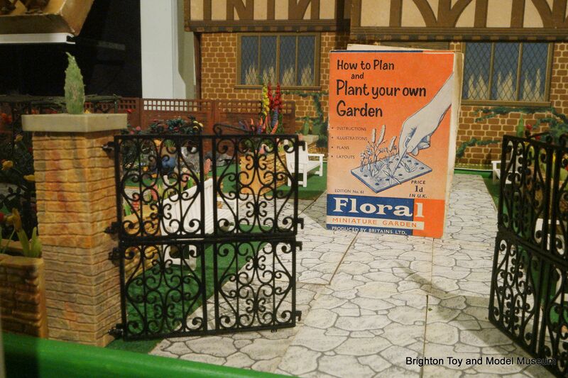 File:Iron Gates, Britains Floral Garden display (BTMM 2021).jpg