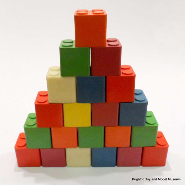 File:Kiddicraft Interlocking Building Cubes, stacked.jpg