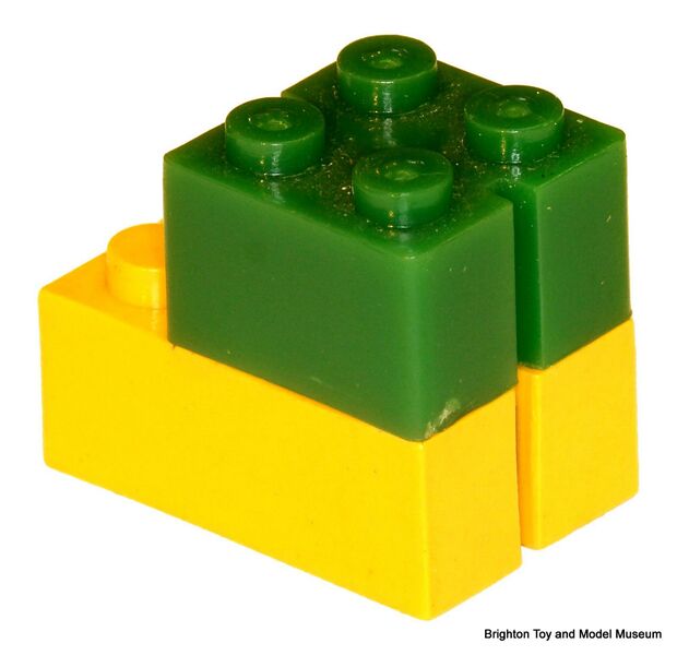 File:Kiddicraft brick (green) and Lego Mursten brick (yellow).jpg