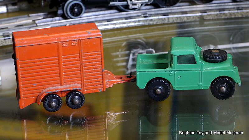 File:Landrover with Horse Trailer (Dublo Dinky Toys 073).jpg