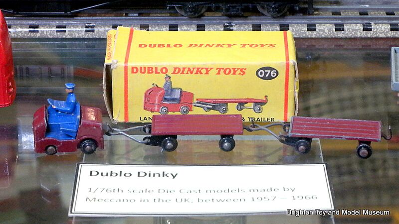 File:Lansing Bagnall station tractor and trailers (Dublo Dinky Toys 076 077).jpg