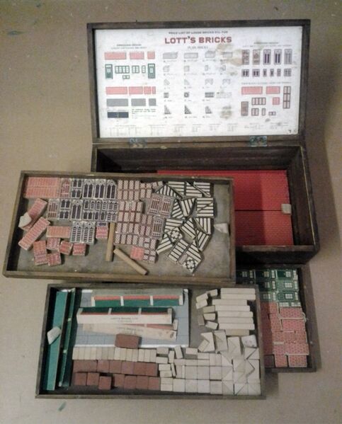 File:Lotts Bricks Dealer's Cabinet unpacked.jpg