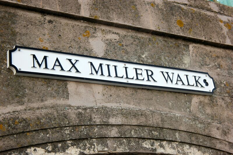 File:Max Miller Walk, sign, closeup (Brighton 2018).jpg