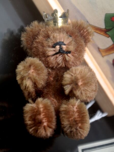 File:Miniature Berlin Bear (Schuco).jpg