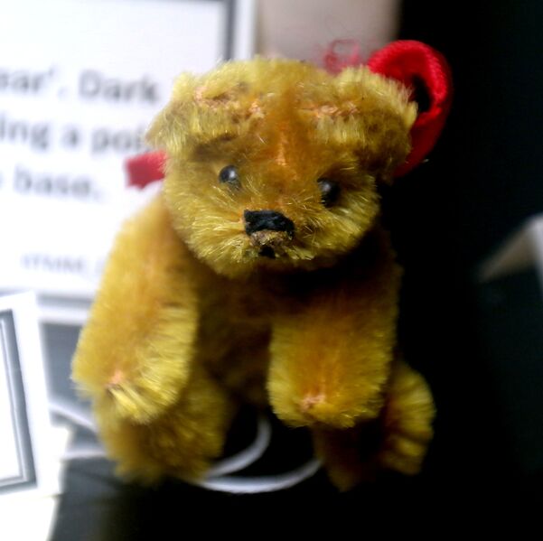 File:Miniature Golden Brown Bear (Schuco).jpg