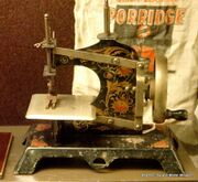 Miniature sewing machine (unknown).jpg