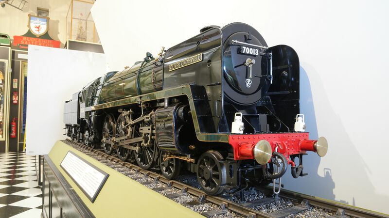 File:Oliver Cromwell loco, book cover photoshoot (2018-01-26).jpg