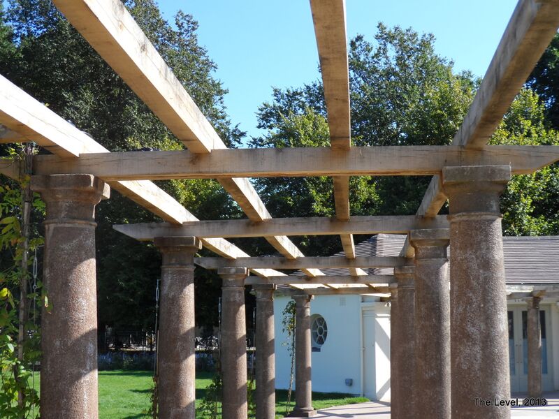 File:Pergolas, waiting to be covered by vines (TheLevel 2013-09-23).jpg