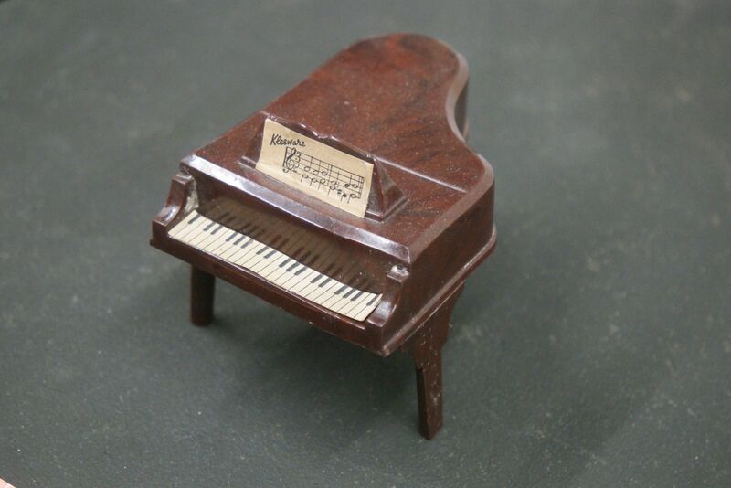 File:Piano, wood-effect, with sheet music (Kleeware).jpg