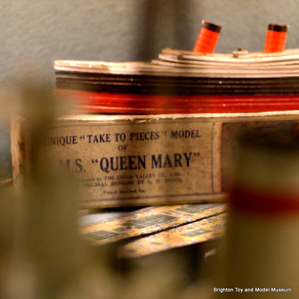 File:Queen Mary ocean liner, sectional model (Chad Valley).jpg